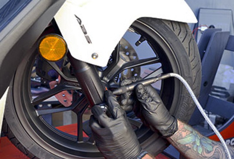 Gravure ICA scooter chez 2 Roues Pasteur – Paris 15 / Montparnasse